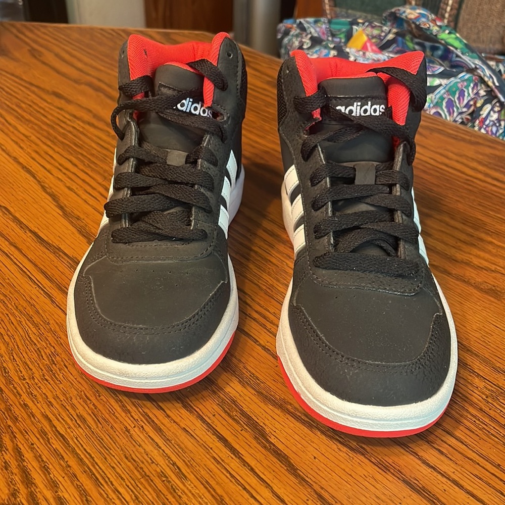 Adidas hoop, 2.0 med for kids, size 1.5, preowned, worn twice. - Picture 2 of 9